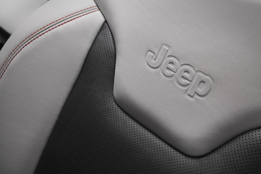 Детали интерьера Jeep Compass Limited 2017 года  (NA) (фото 40 из 62)